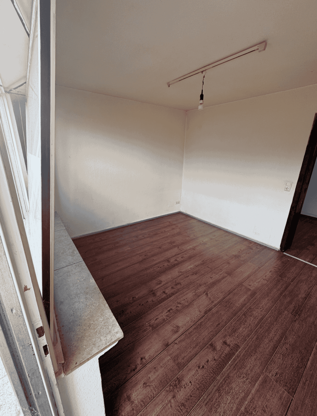 Wohnungsmodernisierung mit Fischgrätparkett und Sichtglaswand in Düsseldorf-Grafenberg – Wohnzimmer vorher