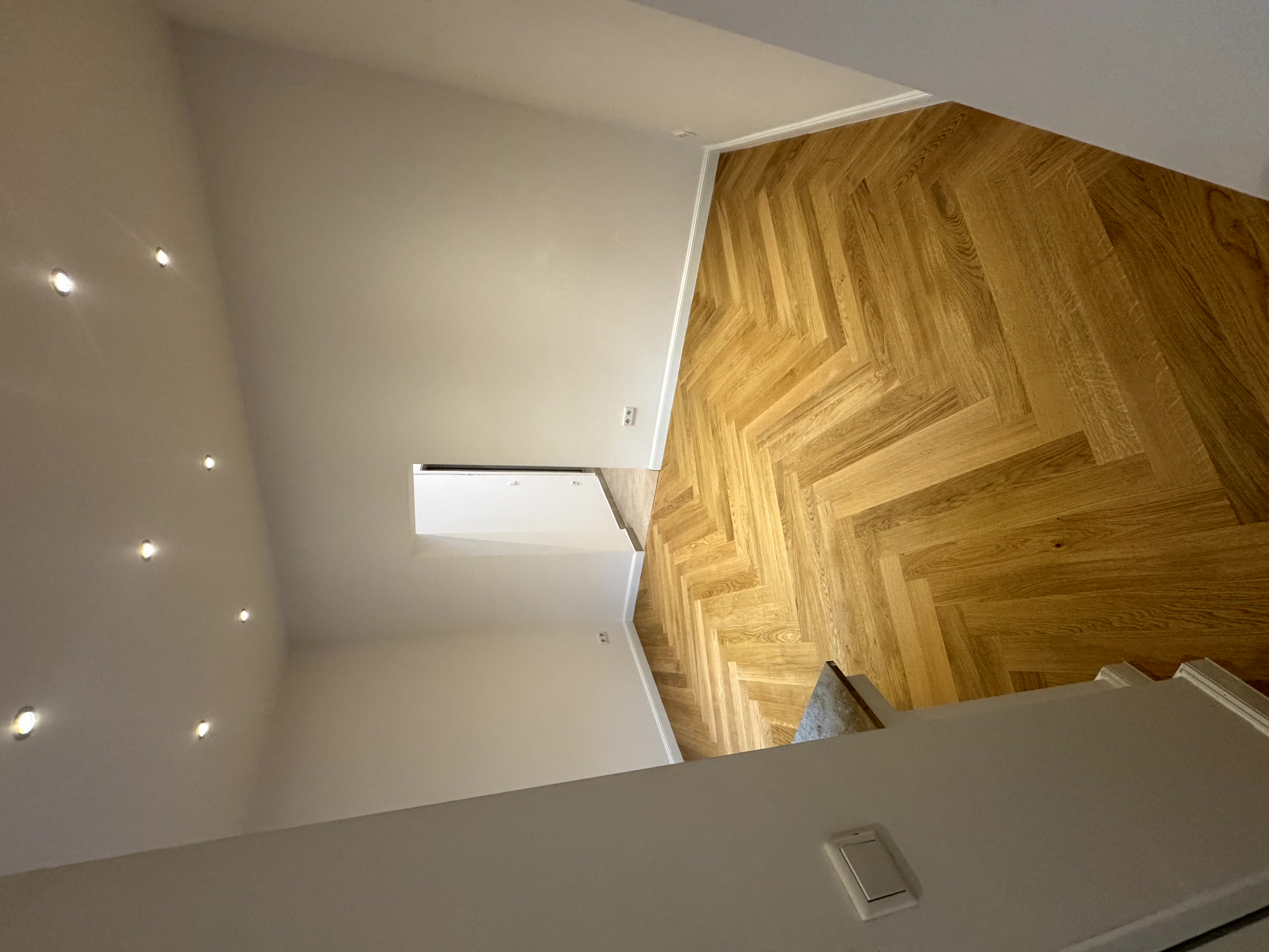 Wohnungsmodernisierung mit Fischgrätparkett und Sichtglaswand in Düsseldorf-Grafenberg